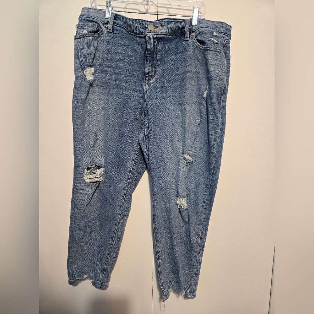 Lane Bryant Women's Light‎ Blue Mid-Rise Distressed Boyfriend Capri Size 16
